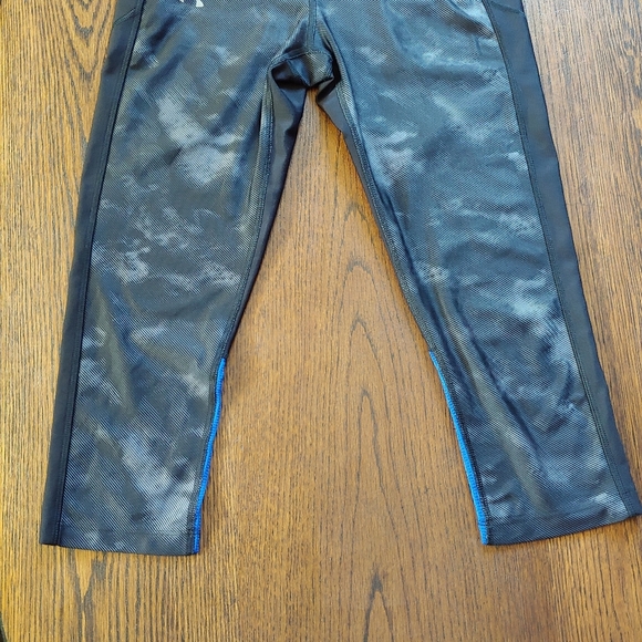 Under Armour Compression Black and Blue Cropped Leggings Size Women's Small - Picture 3 of 10